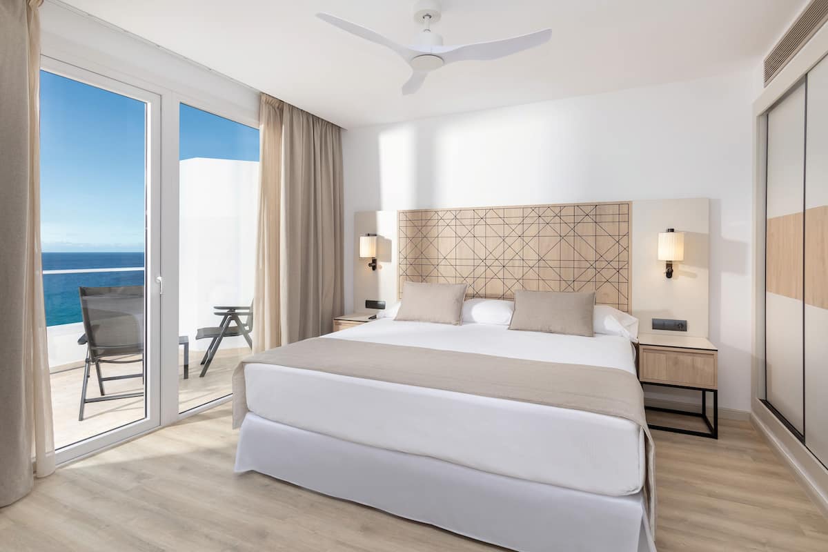 senior suite, balcony, sea view | minibar, iron/ironing board, free wifi, bed sheets