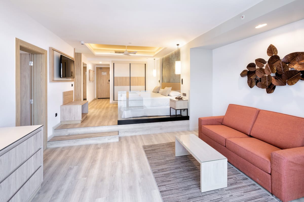 senior suite, balcony, sea view | minibar, iron/ironing board, free wifi, bed sheets