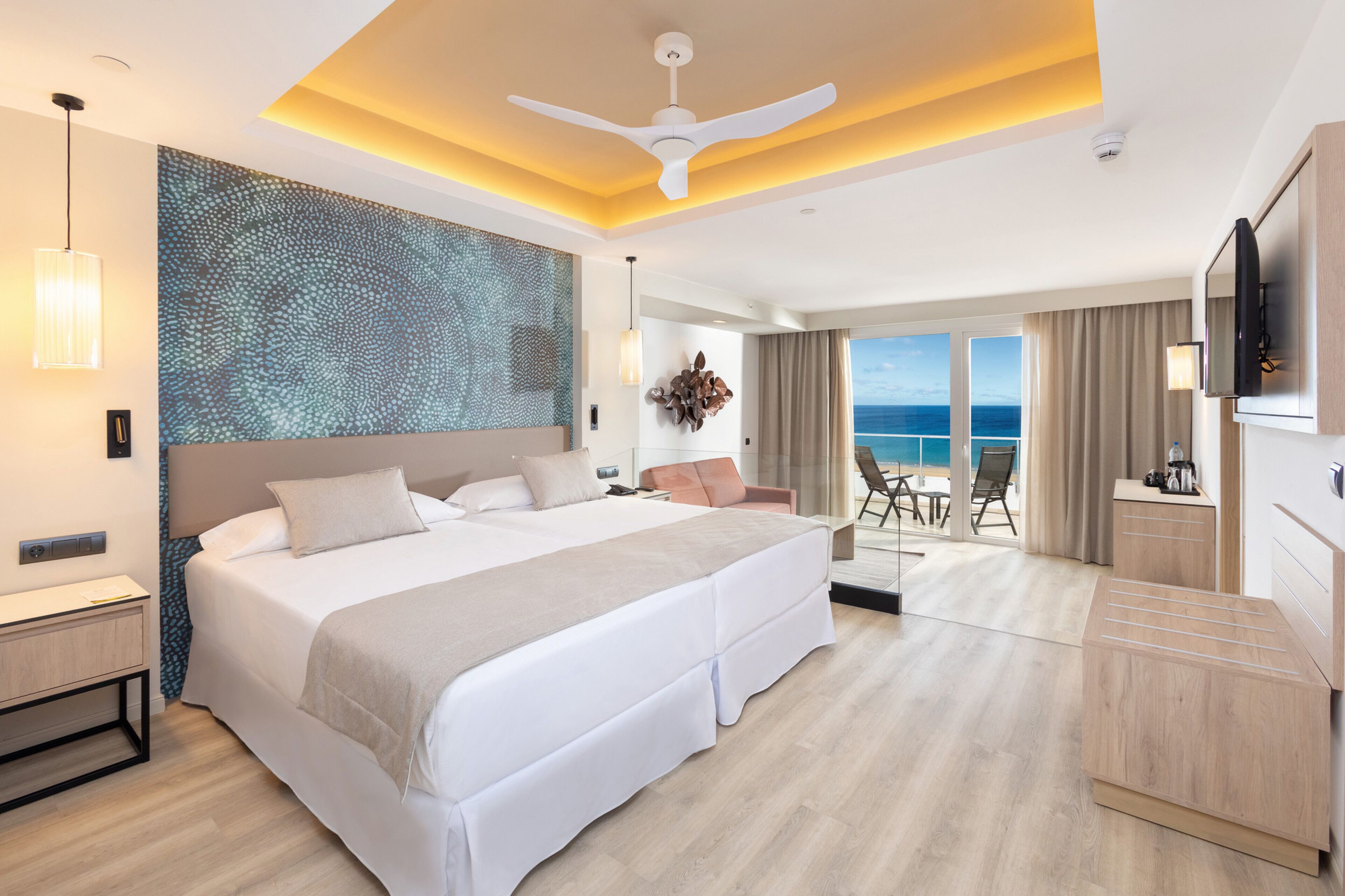 Minibar, tabla de planchar con plancha, wifi gratis y ropa de cama