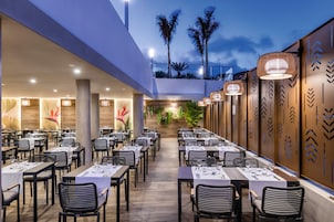 2 restaurants, breakfast, dinner served; Fusion cuisine