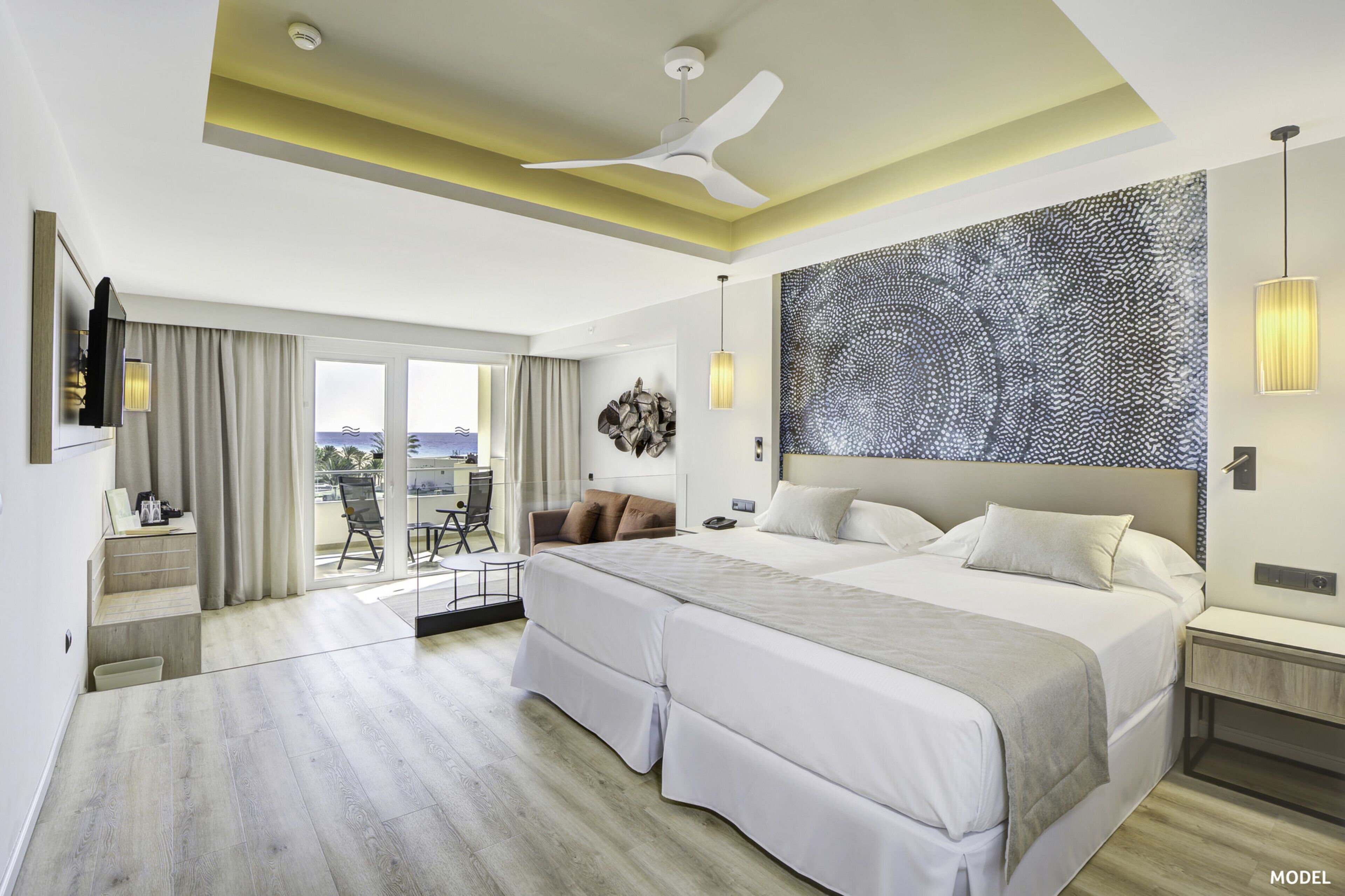 Minibar, tabla de planchar con plancha, wifi gratis y ropa de cama