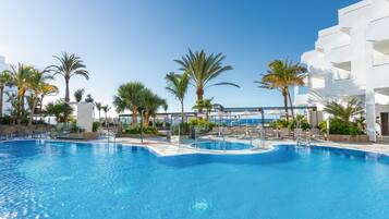 Kolam renang outdoor, dengan payung kolam renang dan kursi berjemur