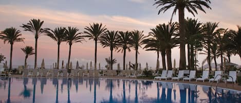 2 piscines extérieures, parasols de plage, chaises longues