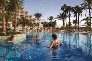 2 albercas al aire libre, sombrillas en la alberca y camastros