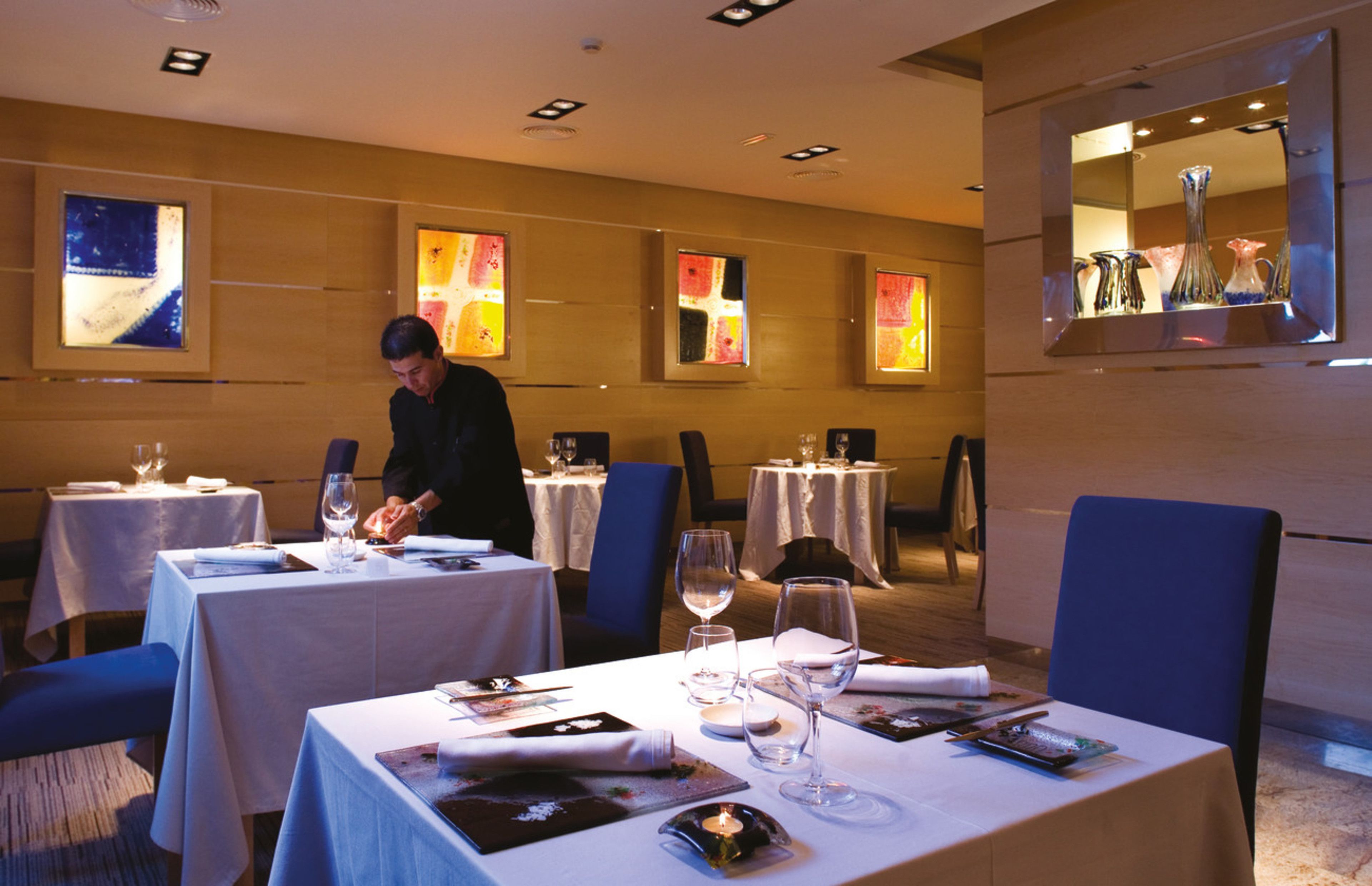 3 restaurants, breakfast, lunch, dinner served; fusion cuisine