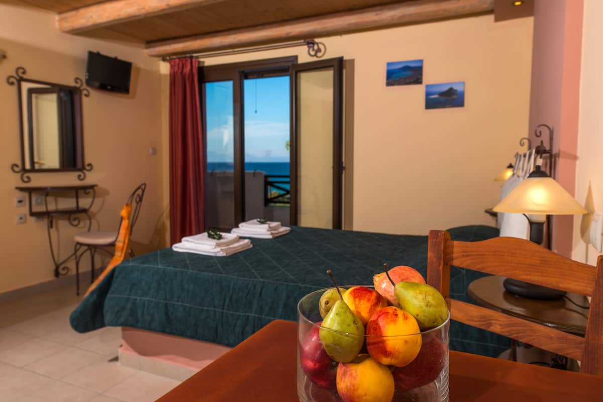 Studio, uitzicht op strand | Een kluis op de kamer, individueel gedecoreerd, individueel gemeubileerd