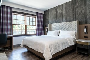 Standard-huone | Tallelokero huoneessa, työpöytä, pimennysverhot, silitysrauta/-lauta