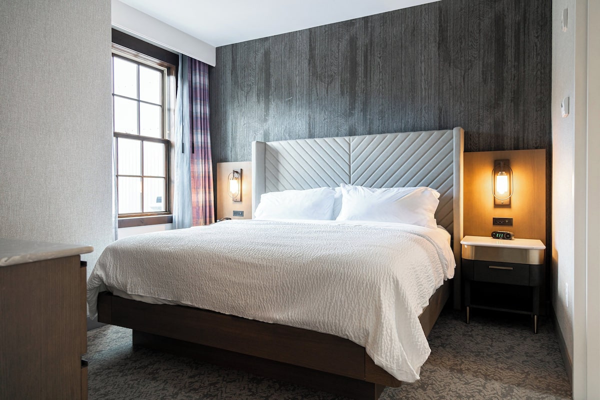 suite, 1 king bed with sofa bed | in-room safe, desk, blackout curtains, iron/ironing board