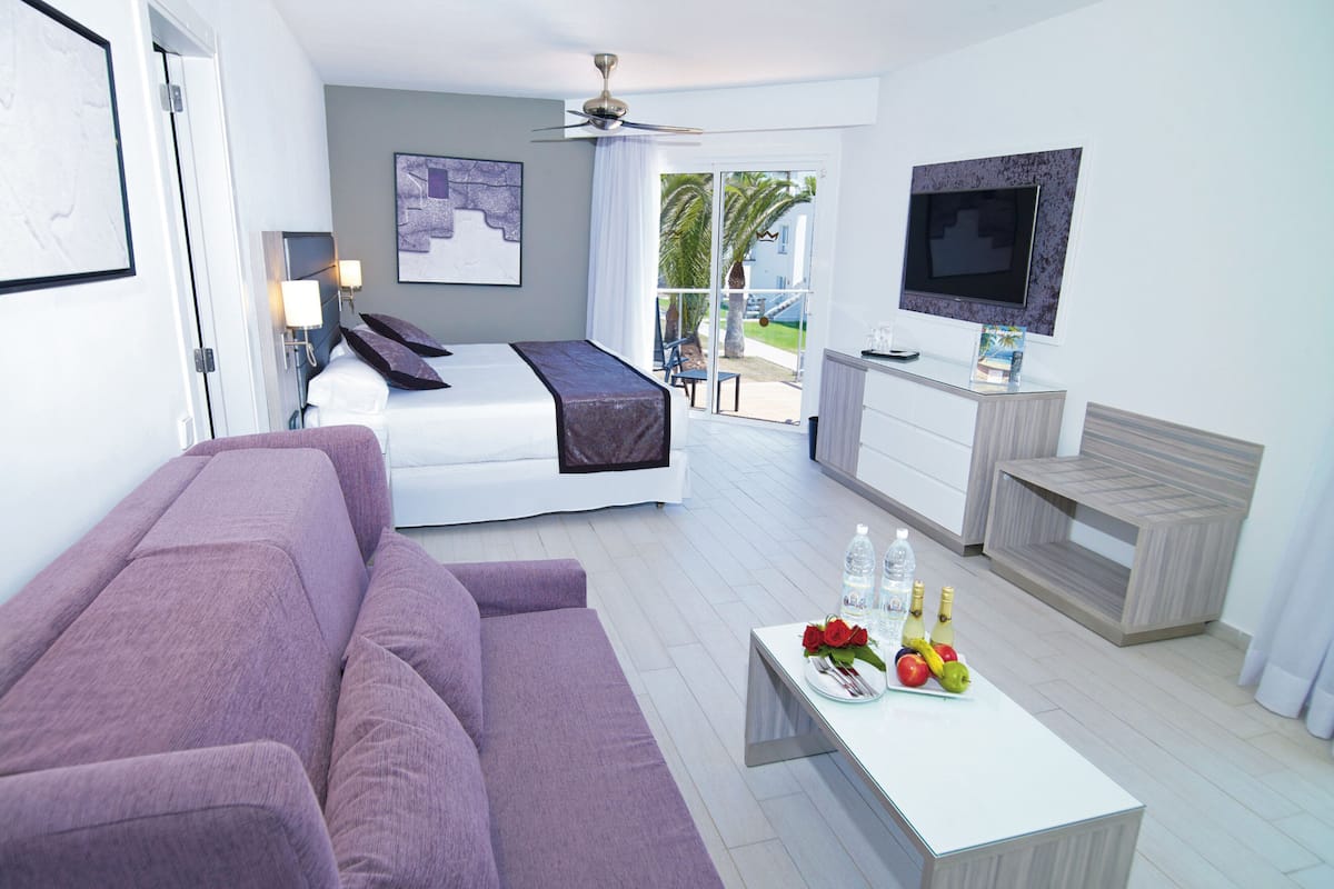 minibar, iron/ironing board, free wifi, bed sheets