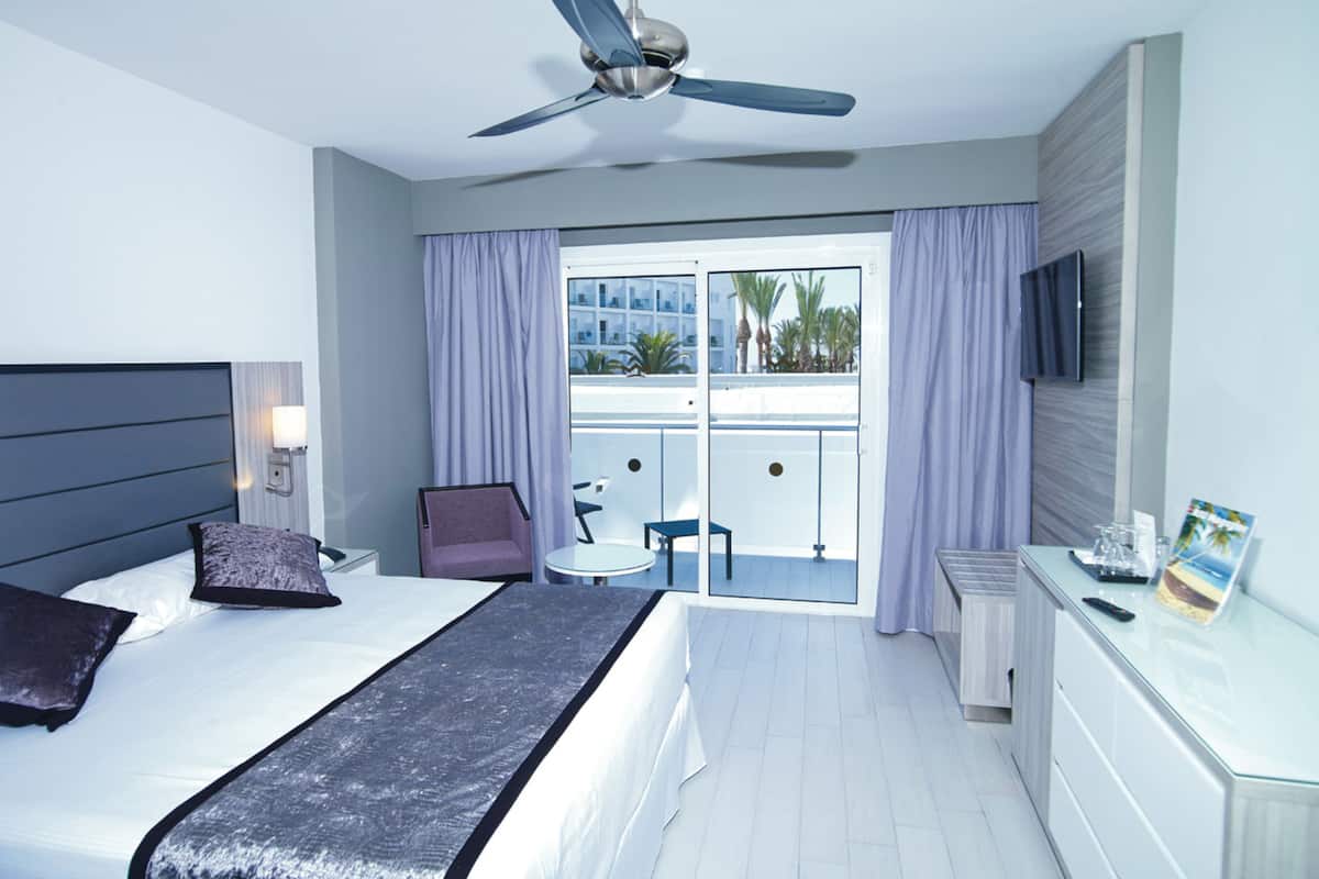 minibar, iron/ironing board, free wifi, bed sheets