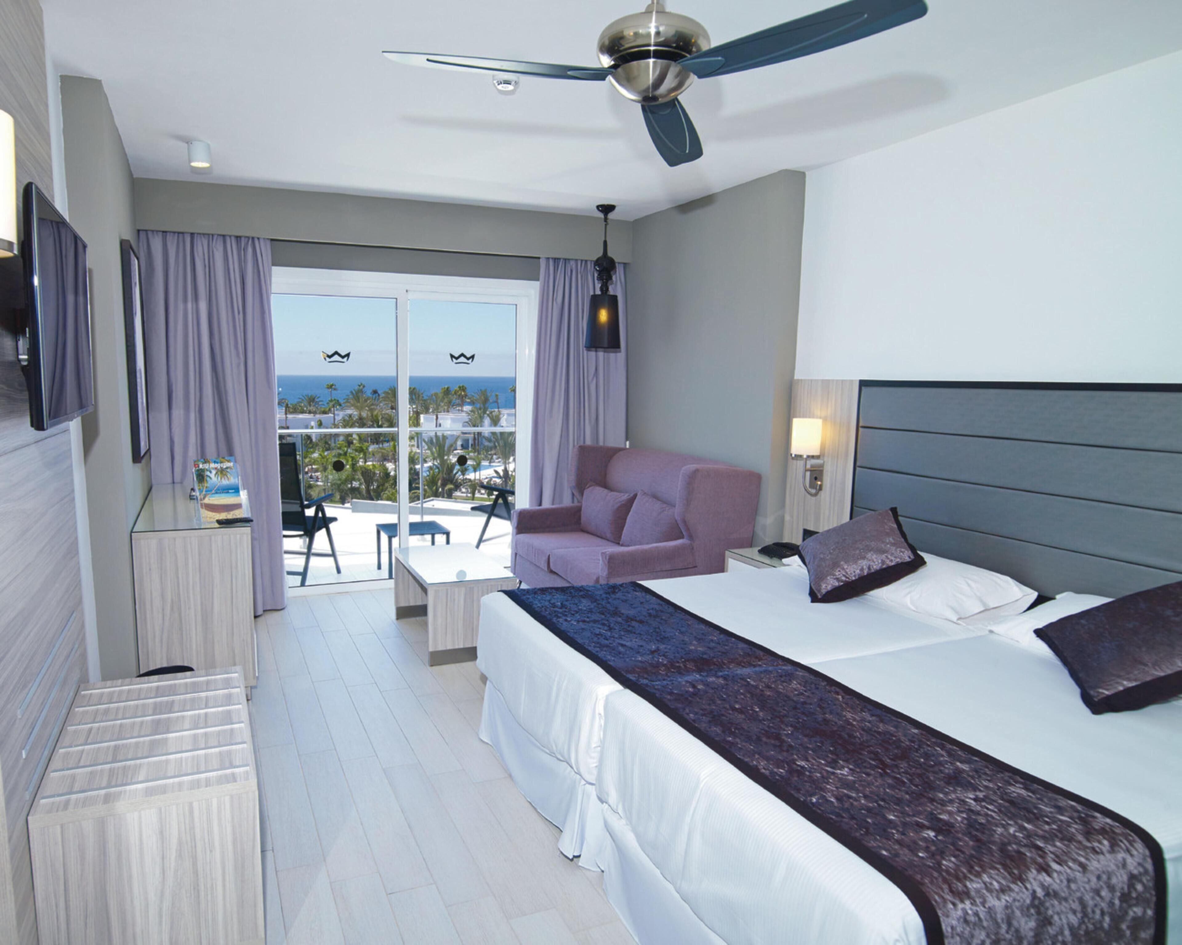 Minibar, tabla de planchar con plancha, wifi gratis y ropa de cama