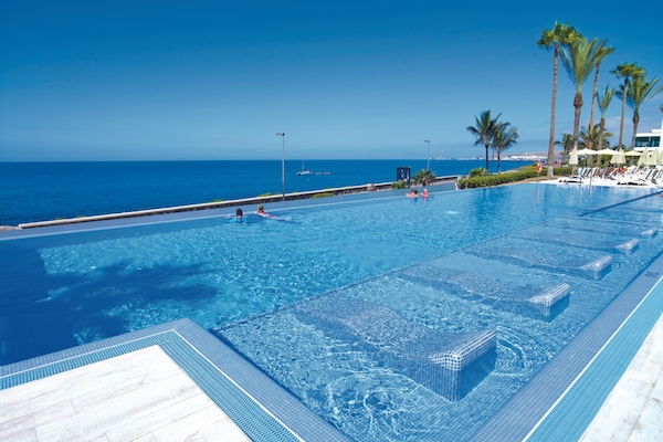 5 AuĂenpools, Sonnenschirme, LiegestĂŒhle