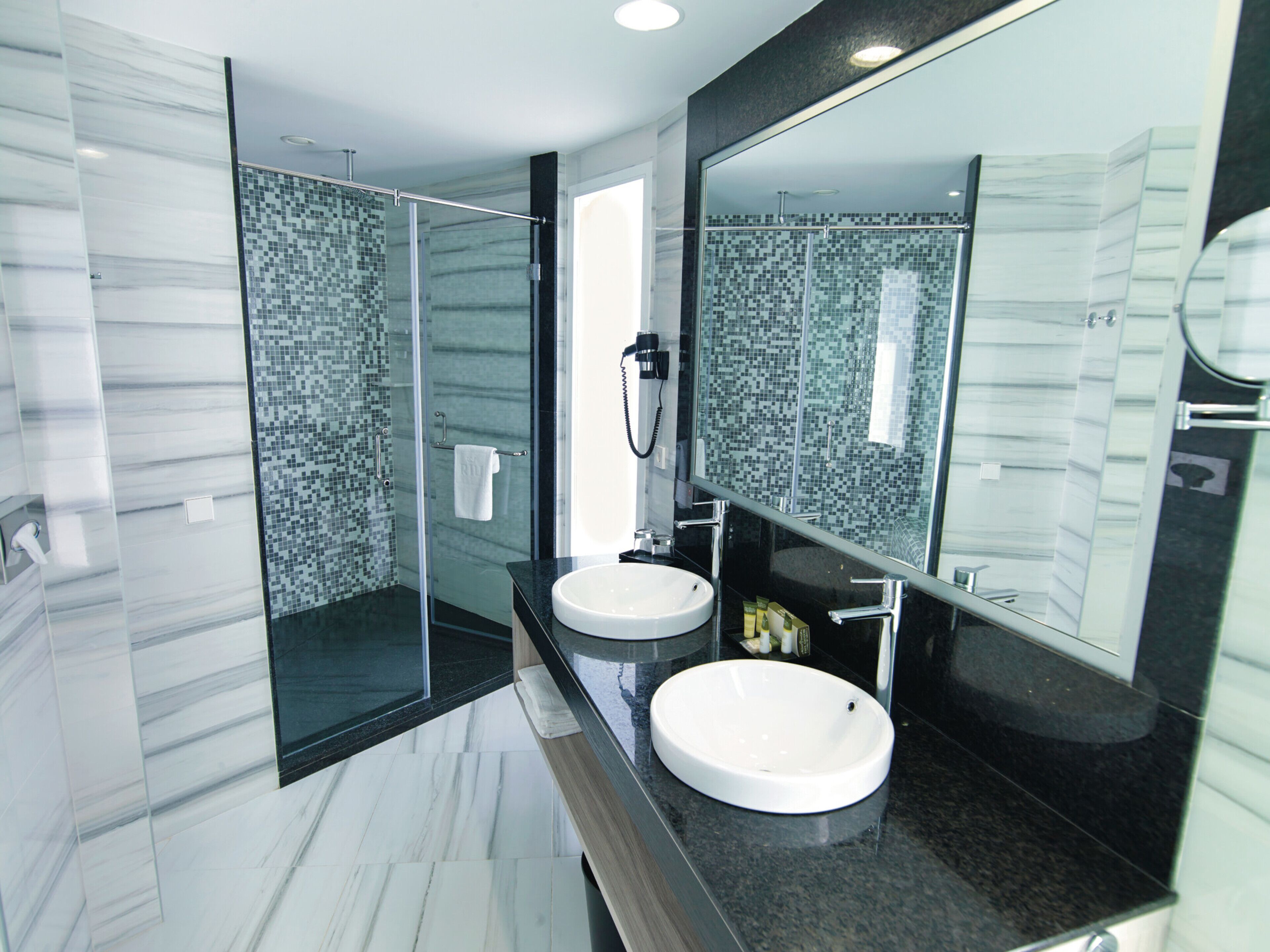 minibar, iron/ironing board, free wifi, bed sheets