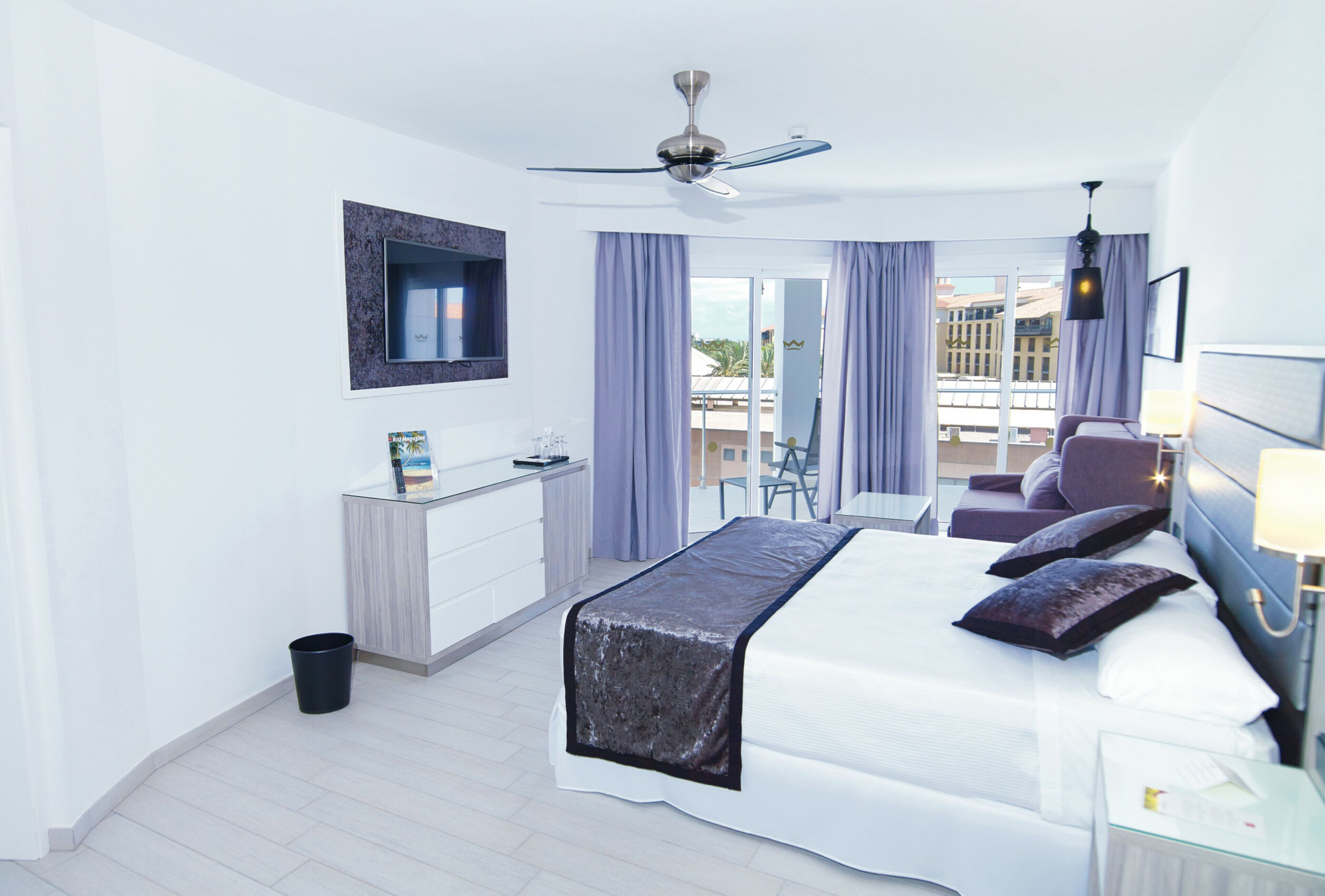 Minibar, tabla de planchar con plancha, wifi gratis y ropa de cama