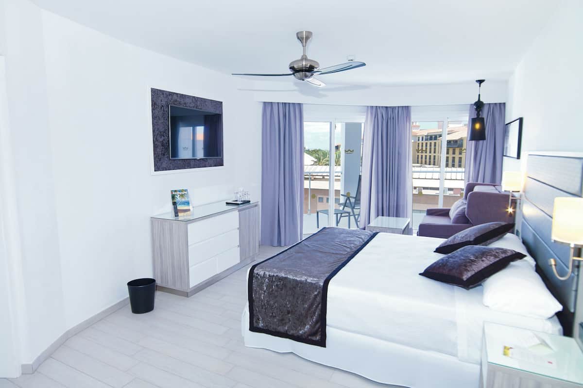 Minibar, tabla de planchar con plancha, wifi gratis y ropa de cama