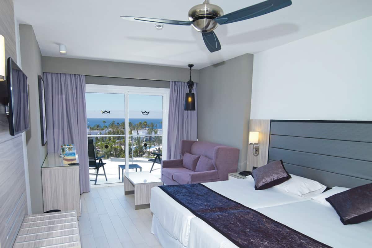 Minibar, iron/ironing board, free WiFi, bed sheets
