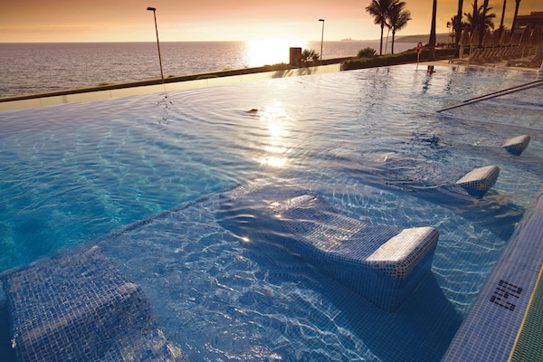 5 outdoor pools, pool umbrellas, sun loungers