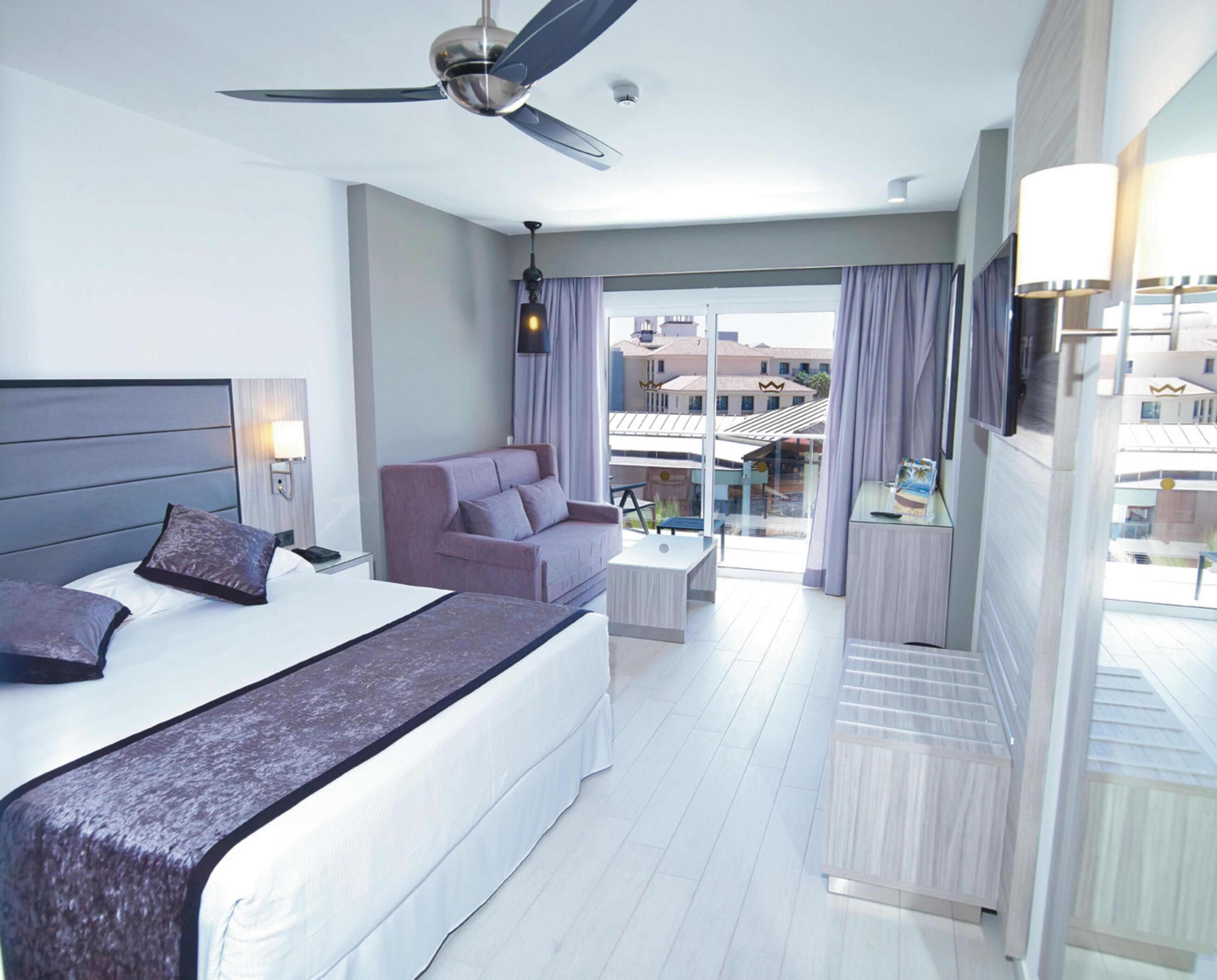 Minibar, tabla de planchar con plancha, wifi gratis y ropa de cama