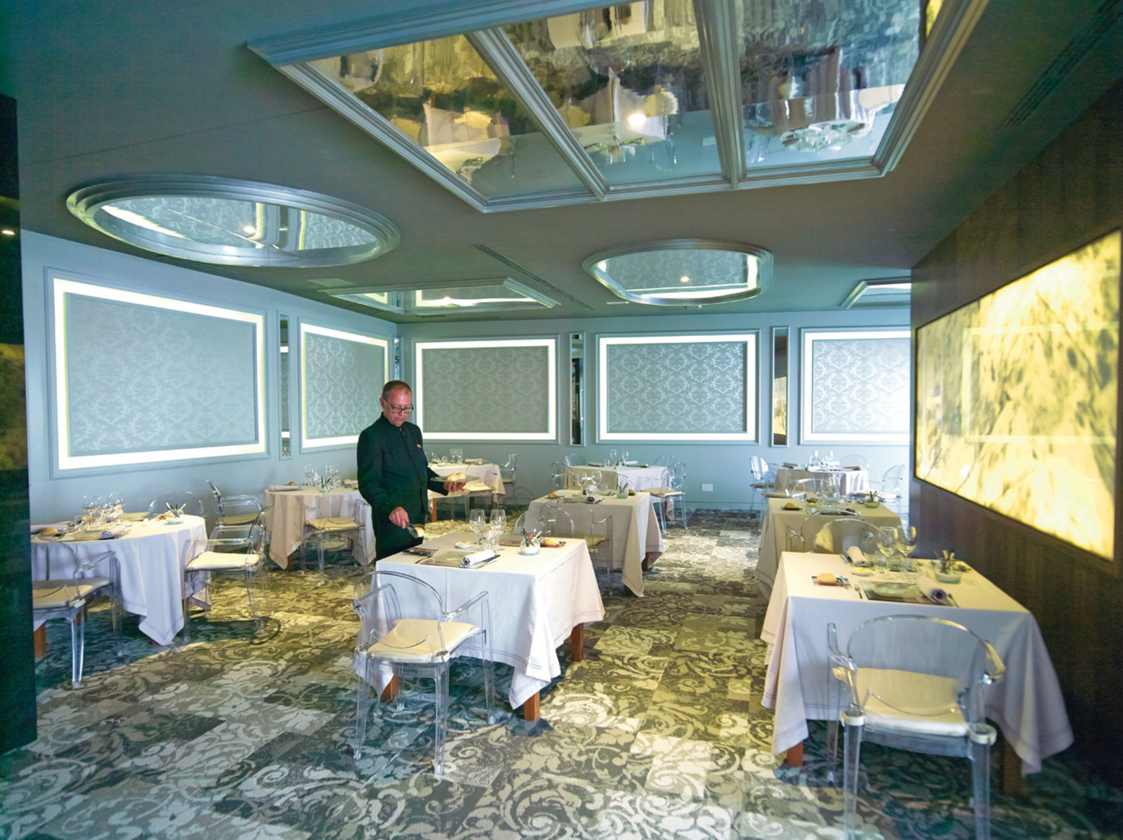 3 restaurants, breakfast, lunch, dinner served; fusion cuisine