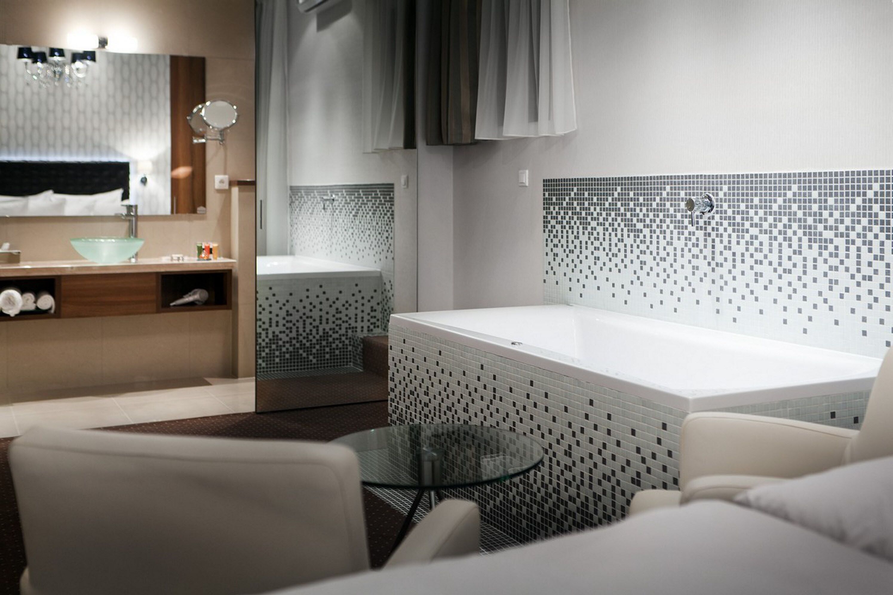 roayal club double with whirlpool | premium bedding, minibar, in-room safe, individually decorated