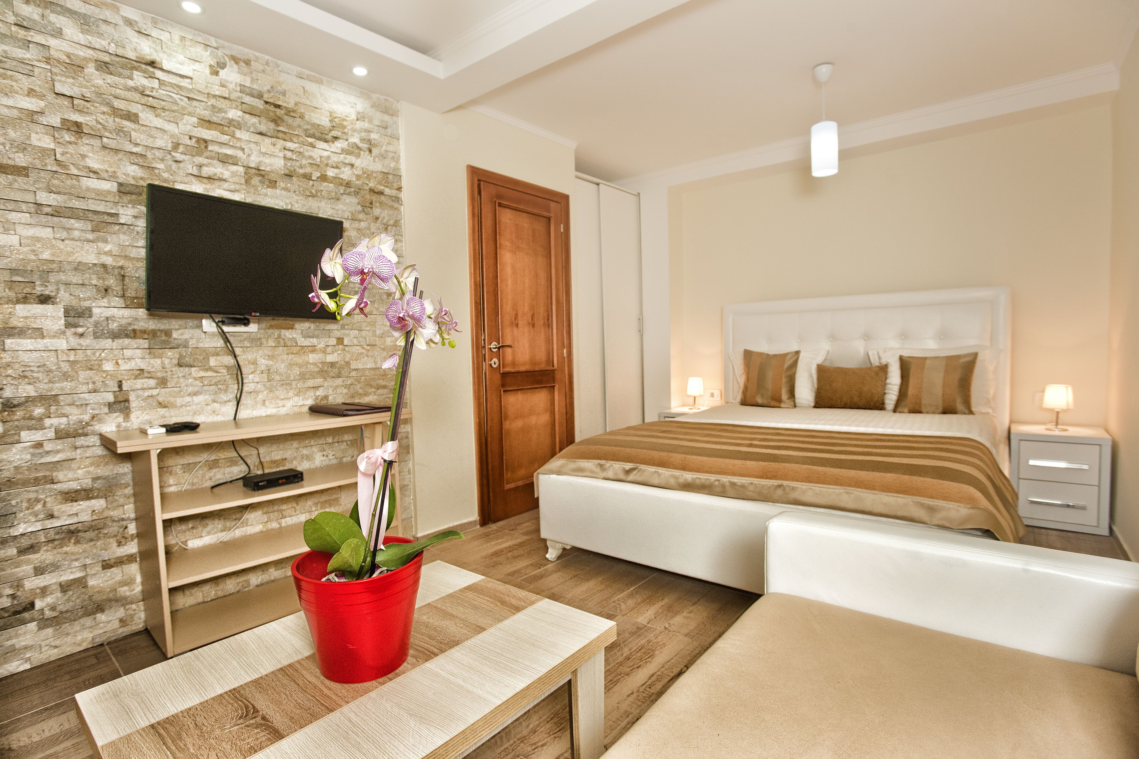 Ylelliset vuodevaatteet, untuvapeitot, memory foam -patjalliset sängyt