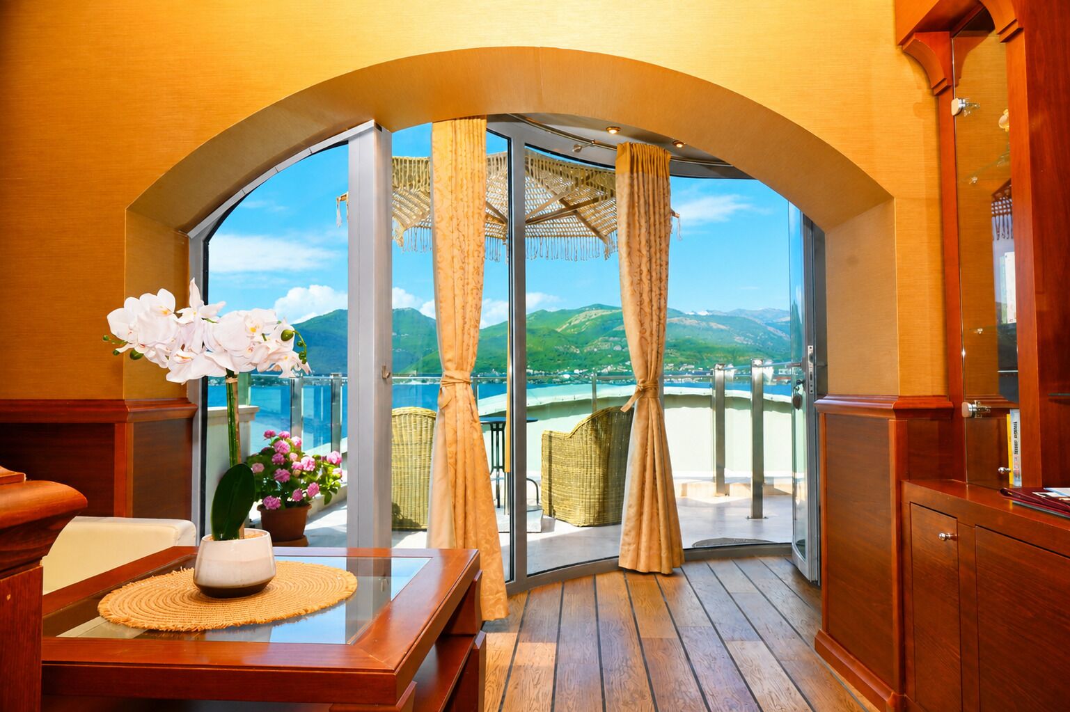 Executive Deluxe Apartment Sea View | Premium bedding, down comforters, memory foam beds, in-room safe