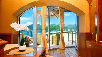 Executive Deluxe Apartment Sea View | Premium bedding, down comforters, memory foam beds, in-room safe