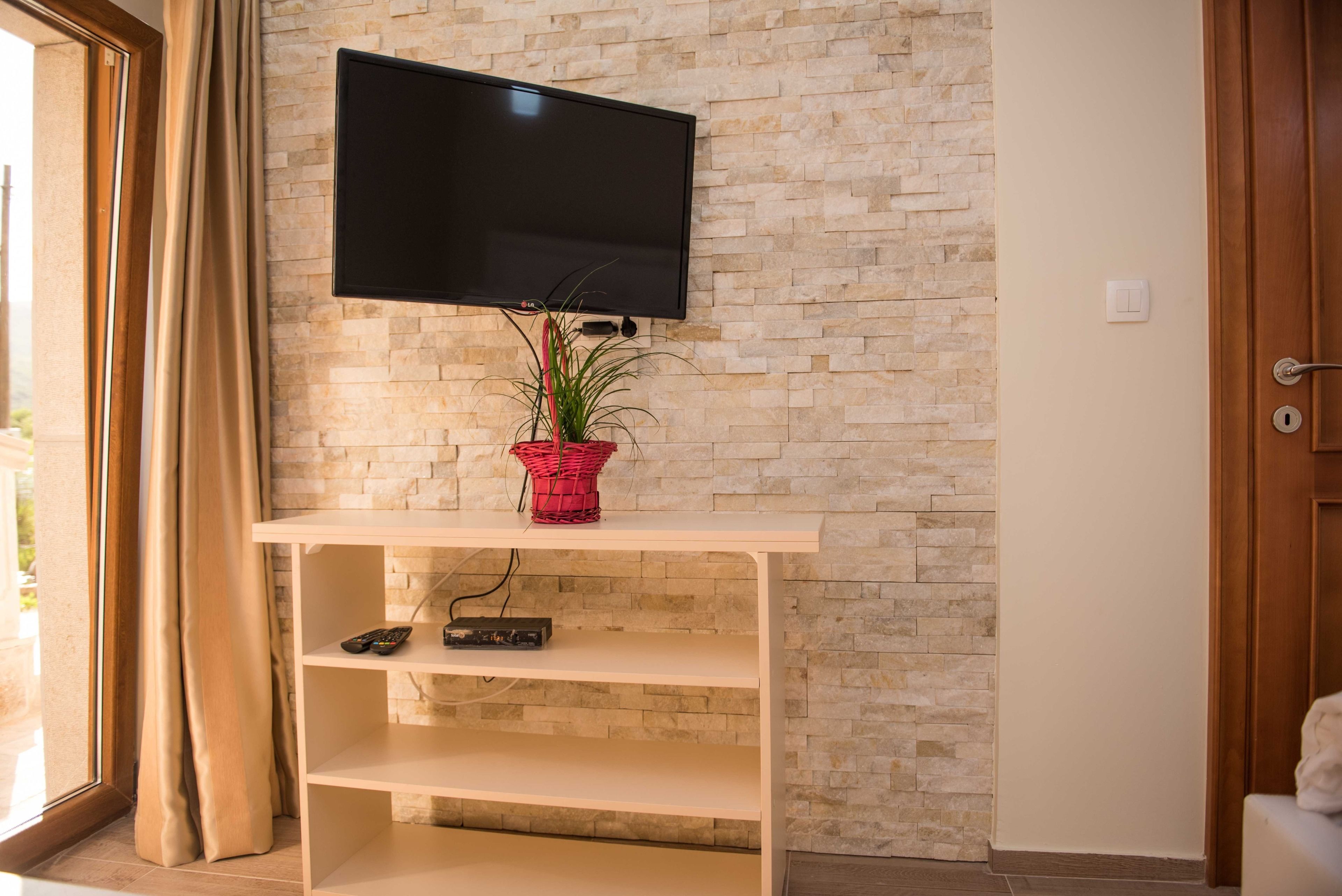 traditional apartment, 1 bedroom, mountain view, ground floor | room amenity