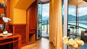 Habitación Deluxe doble, vistas al mar | Zona de estar | Televisión de 32 pulgadas con canales por satélite