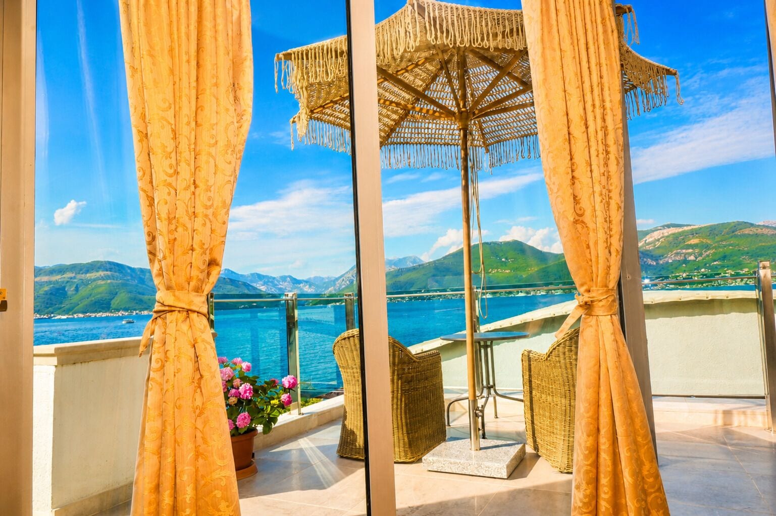 Apartamento Executive Deluxe con vistas al mar | Ropa de cama de alta calidad y edredones de plumas