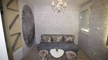 Design Studio Suite, 1 Bedroom, Kitchen, Courtyard View | Living area | Flat-screen TV