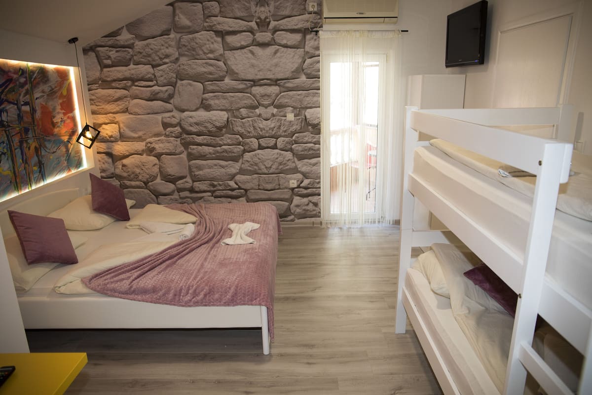 Habitación cuádruple, Terraza, vista al patio | Ropa de cama hipoalergénica, edredón y camas Select Comfort