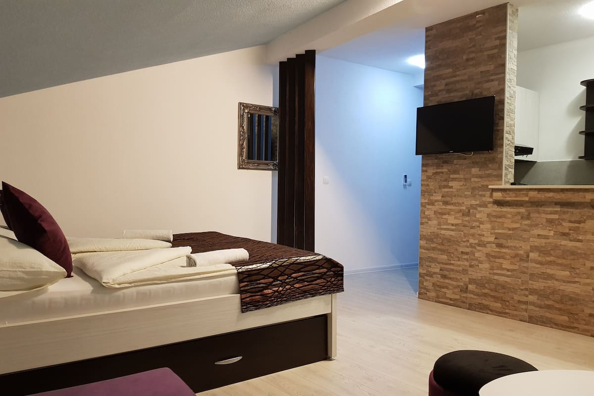Estudio Confort, 1 habitación, cocina, vista al patio | Ropa de cama hipoalergénica, edredón y camas Select Comfort