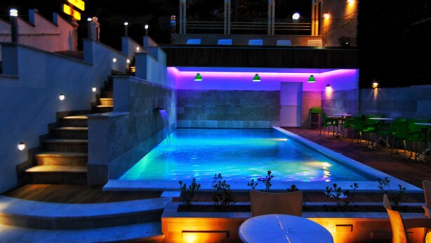 Seasonal outdoor pool, pool umbrellas - Hotel Villa Nadin (Mostar)