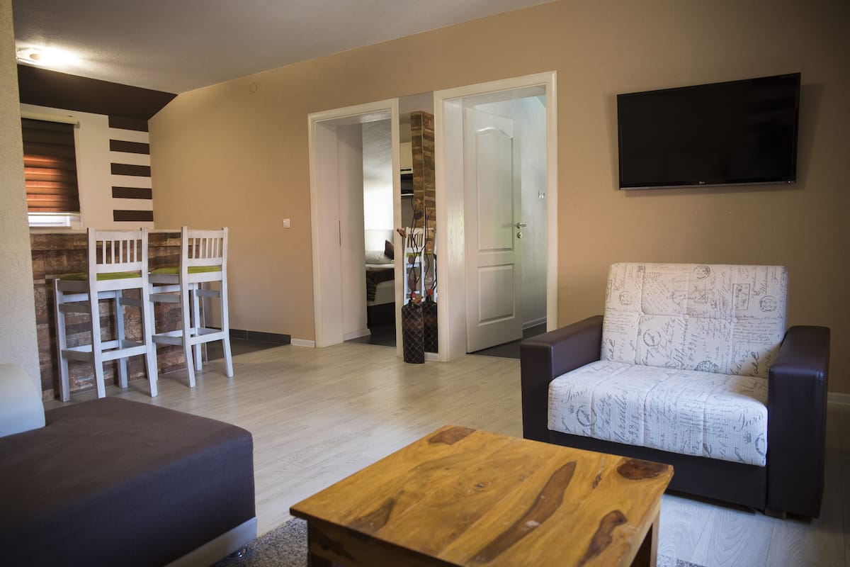 Departamento Deluxe, 2 habitaciones, cocina, vista al patio | Ropa de cama hipoalergénica, edredón y camas Select Comfort