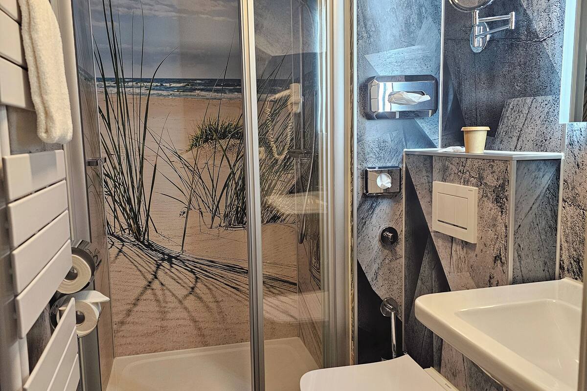 basic single room | bathroom | shower, free toiletries, hair dryer, towels