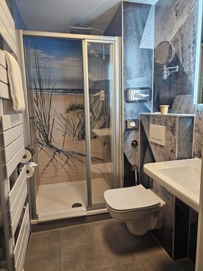 Basic Single Room | Bathroom
