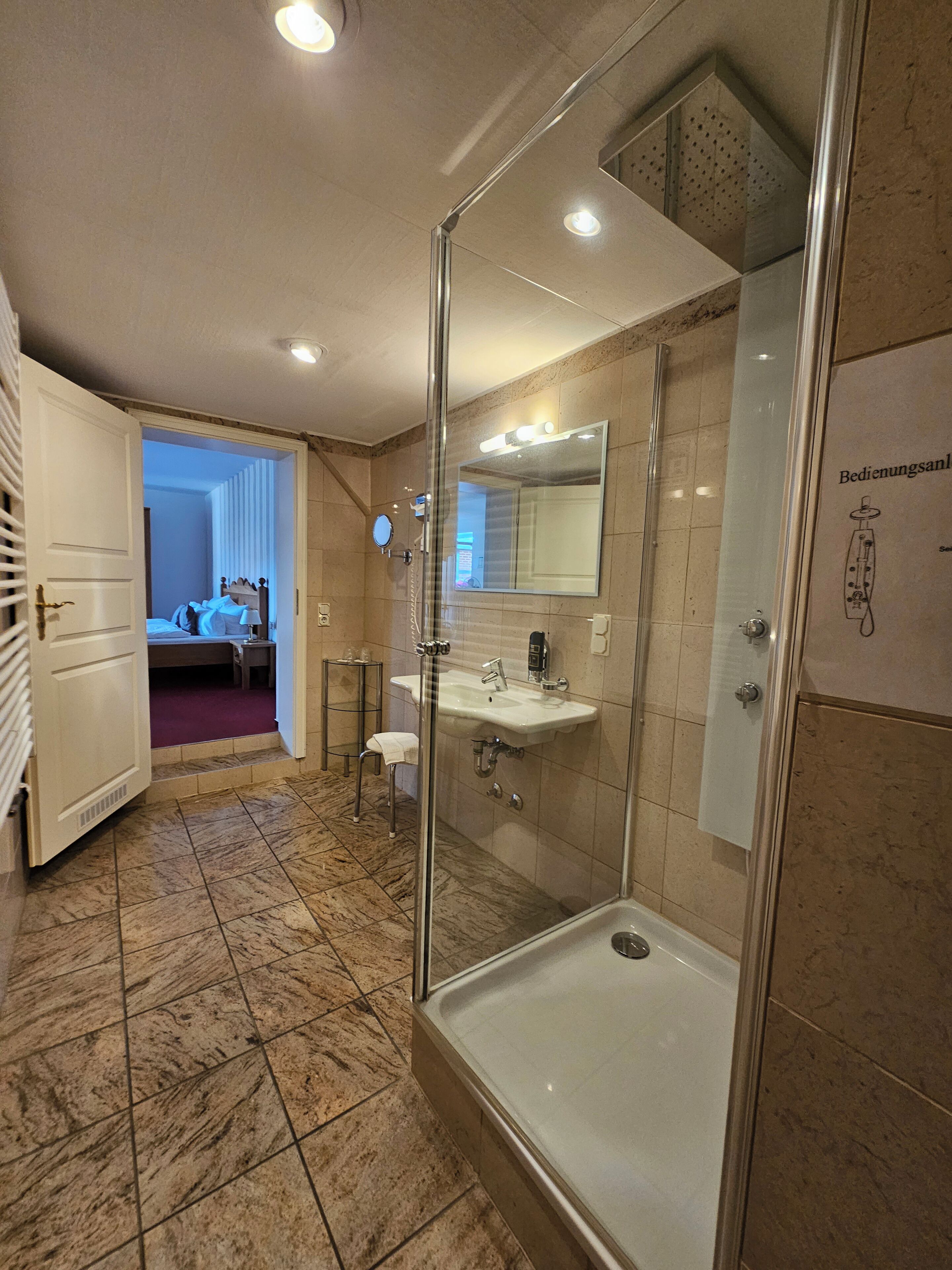 Une salle de bain moderne avec une douche à parois de verre, un lavabo et une baignoire.