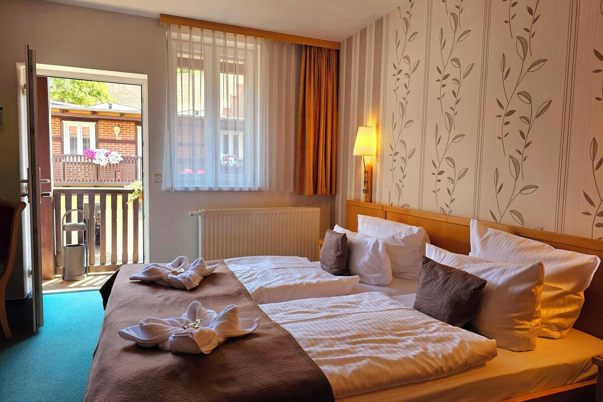 double room (lifestyle) | in-room safe, individually decorated, individually furnished, desk