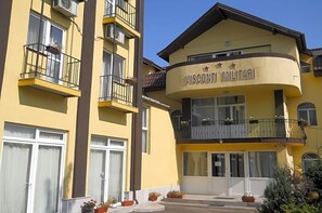 A yellow building with balconies and a sign that reads 'VISCONTI MILITARI'. - Visconti Residence (Bucharest)