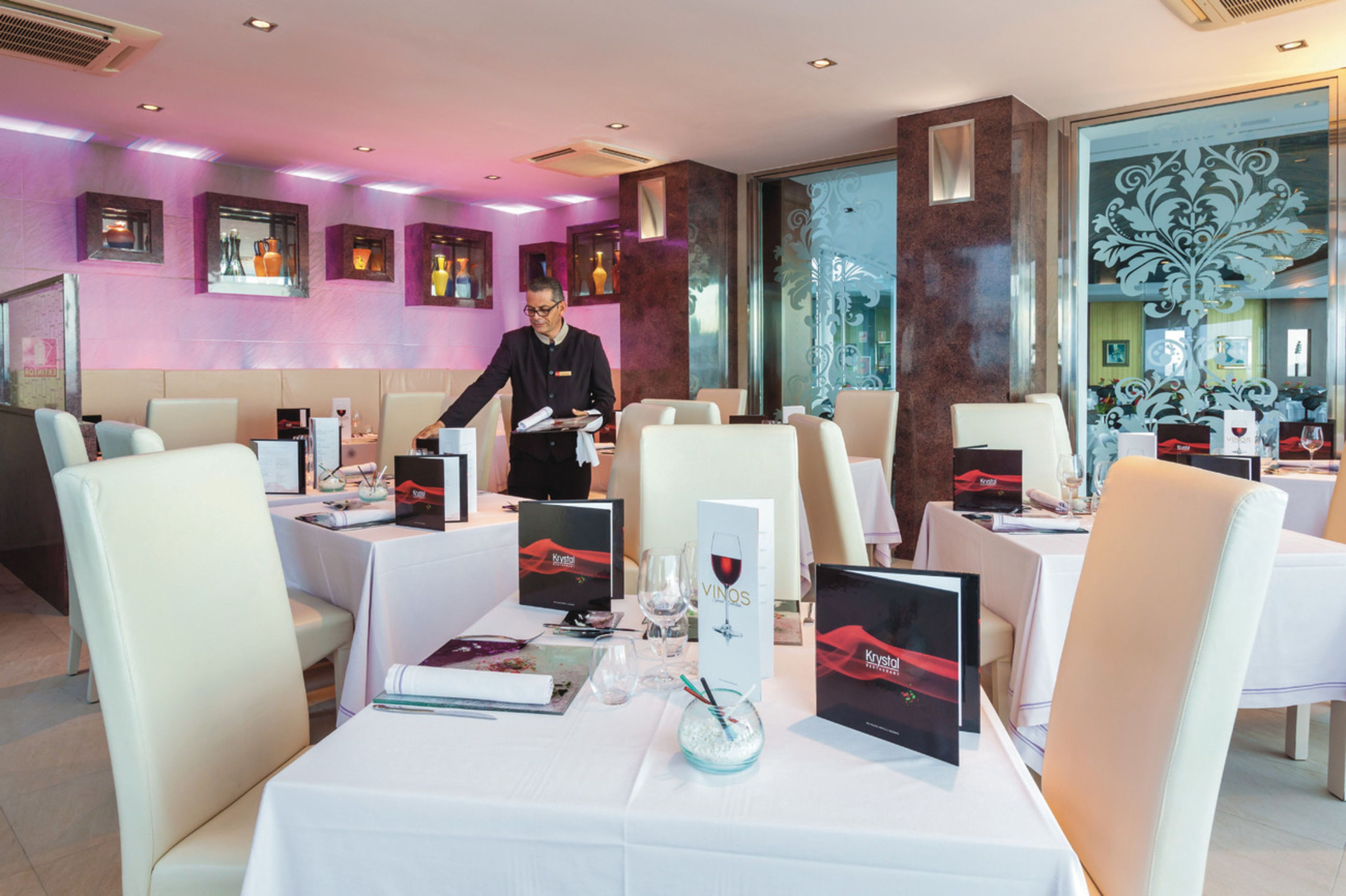 3 restaurants, breakfast, lunch, dinner served; fusion cuisine