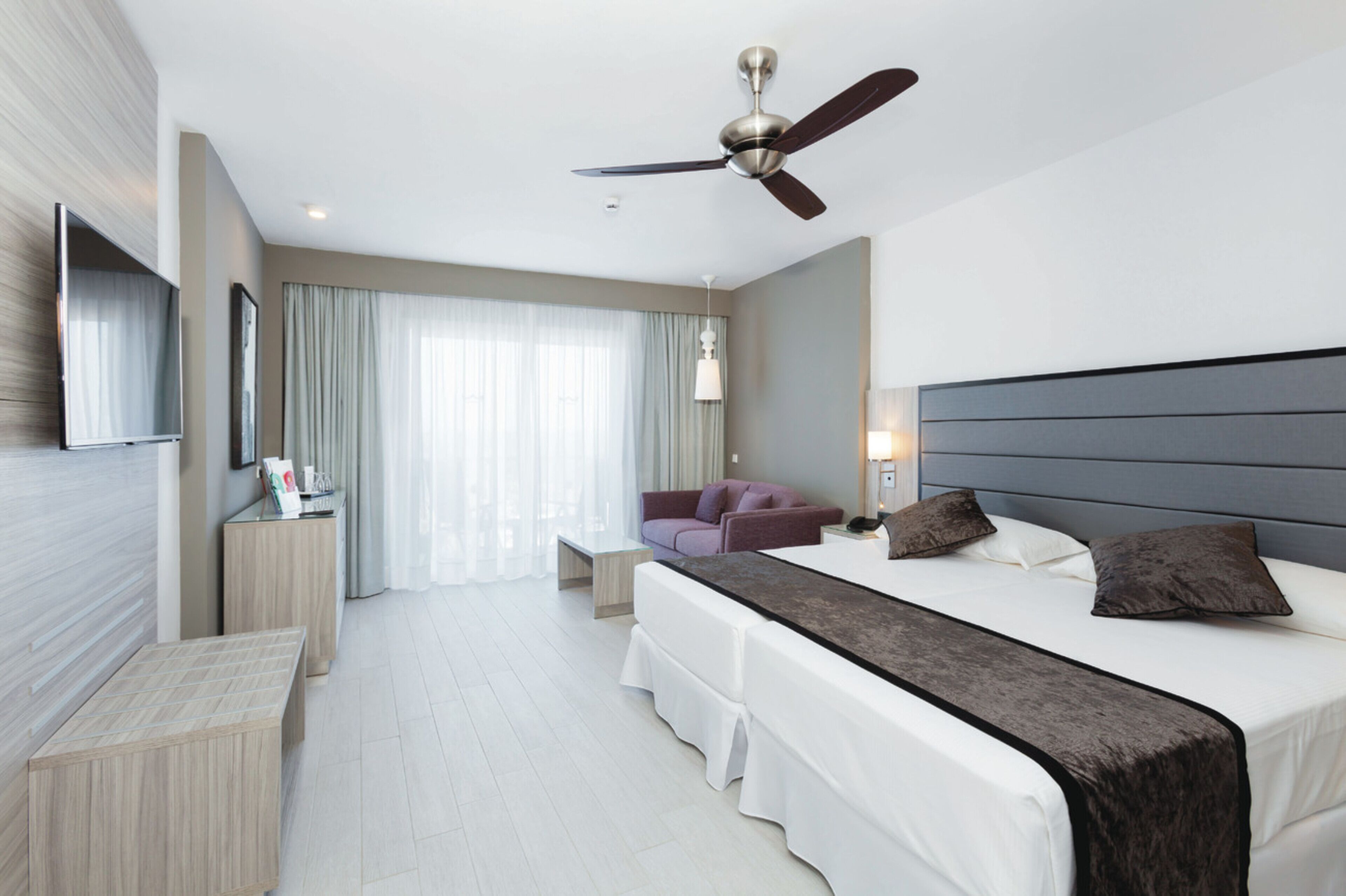 Minibar, iron/ironing board, free WiFi, bed sheets