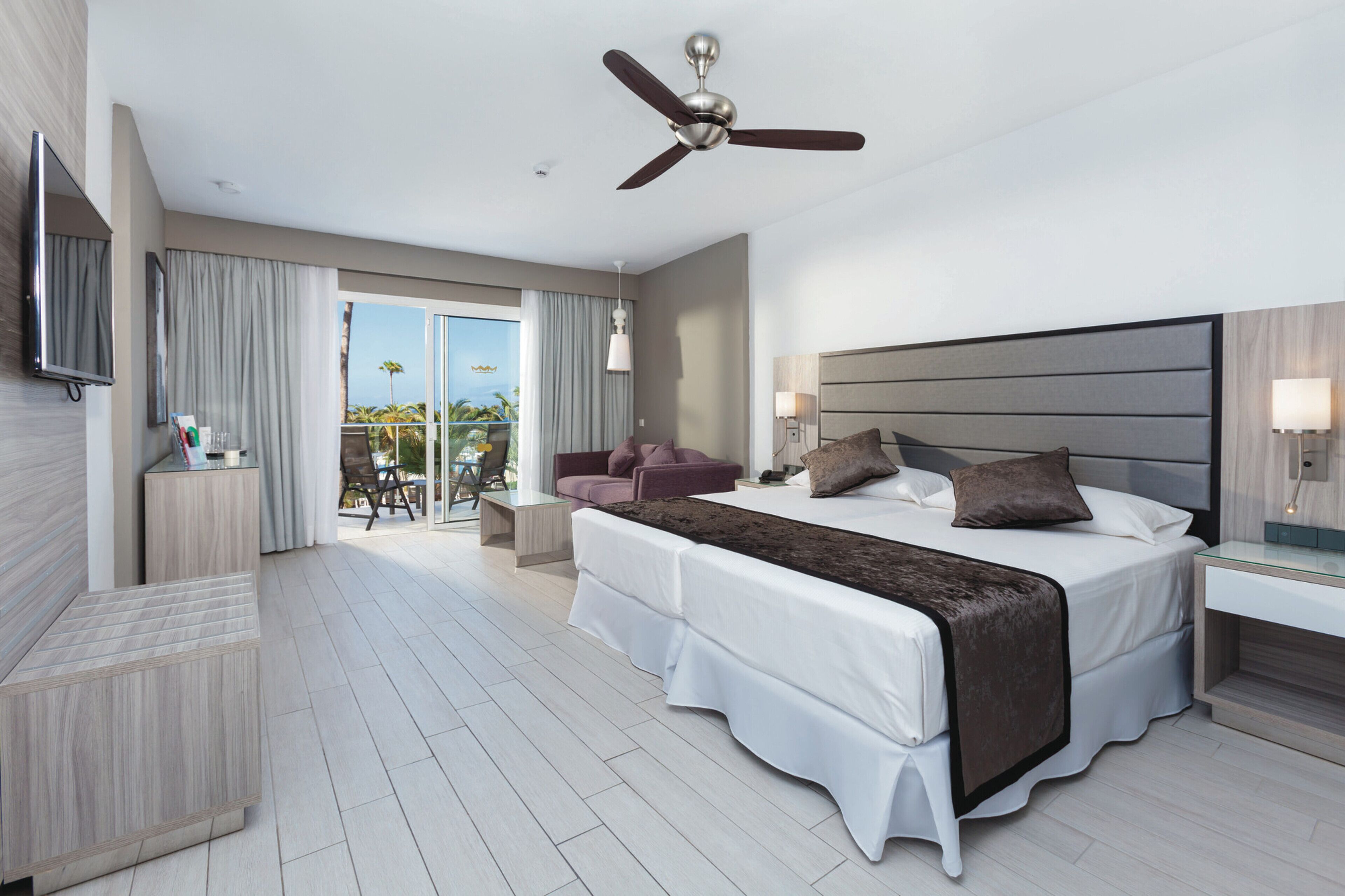 Minibar, iron/ironing board, free WiFi, bed sheets