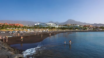Plage, sable noir, chaises longues, parasols
