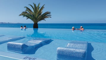 3 piscine all'aperto, ombrelloni da piscina, lettini