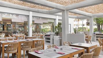 Petit déjeuner et dßner servis sur place