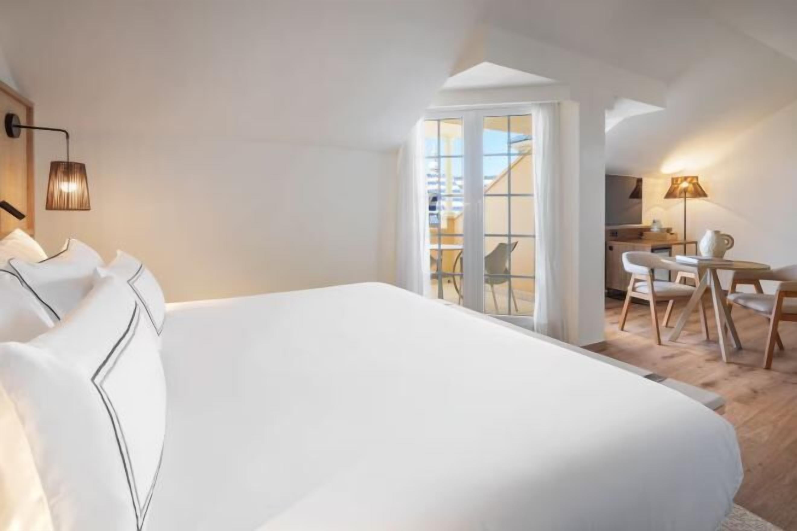 Minibar, Zimmersafe, Verdunkelungsvorhänge, schallisolierte Zimmer