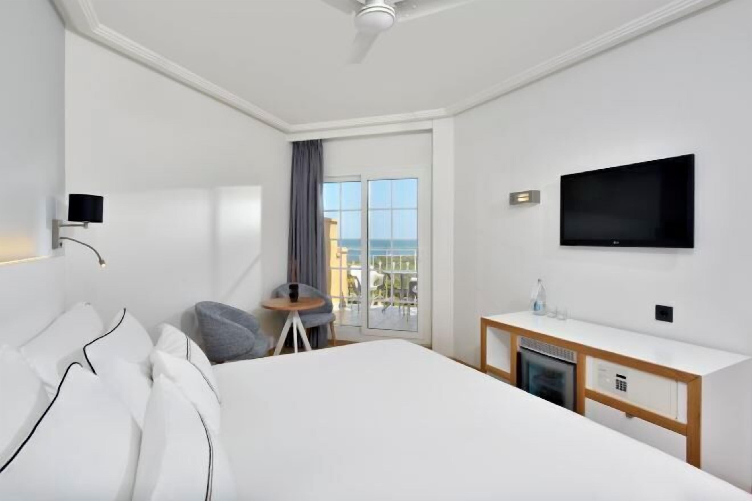 Minibar, Zimmersafe, Verdunkelungsvorhänge, schallisolierte Zimmer