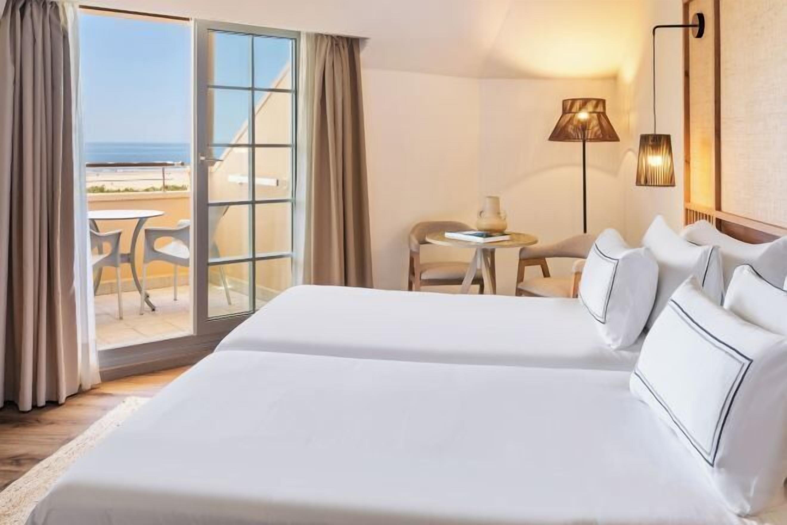 Minibar, coffres-forts dans les chambres, rideaux occultants