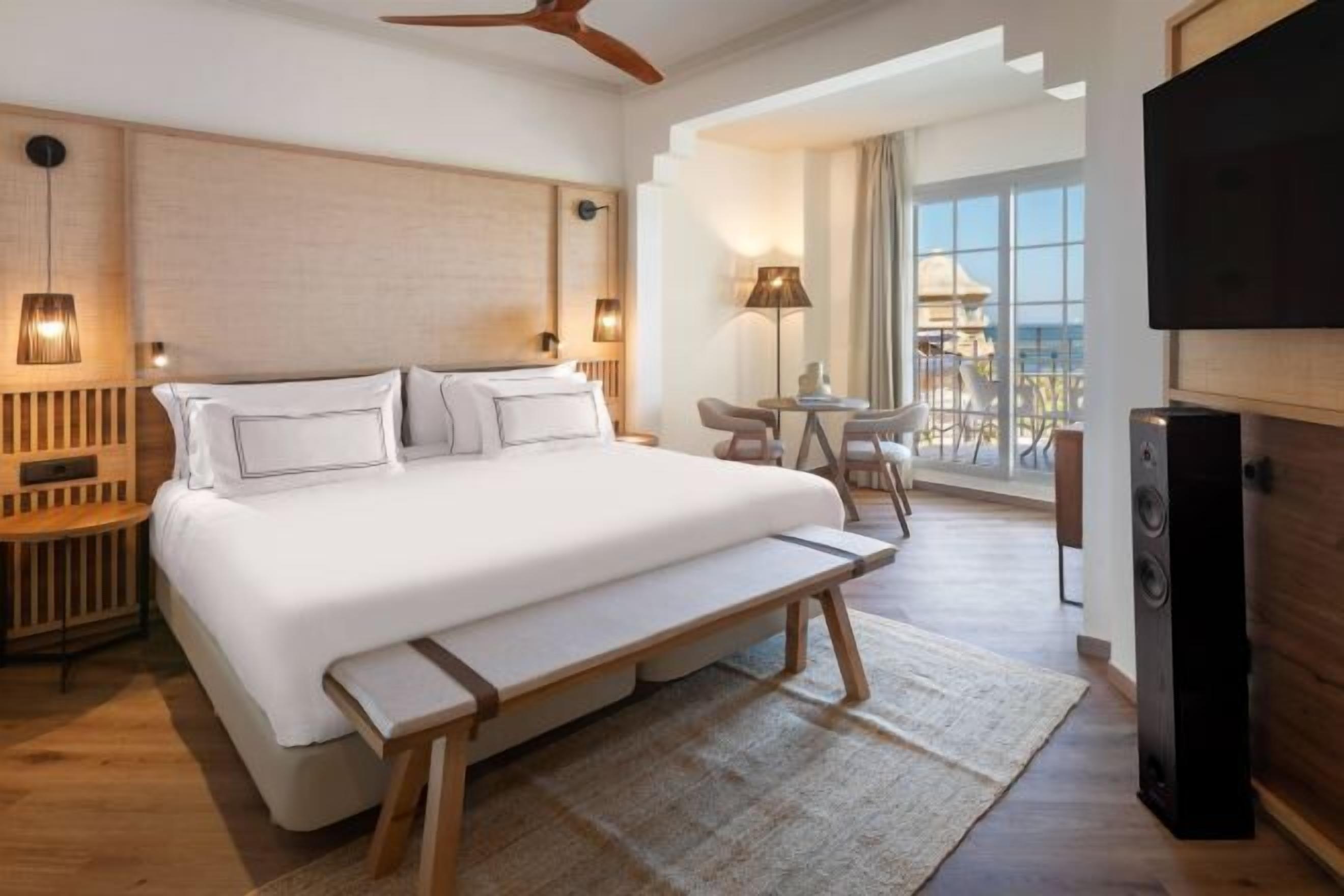 Minibar, coffres-forts dans les chambres, rideaux occultants